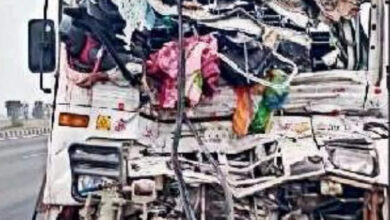 Photo of कानपुर : सरिया से लदा ट्रेलर खड़े ट्रक में जा घुसा, चालक की मौत