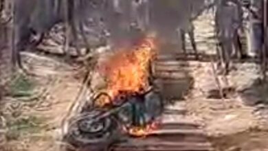Photo of बहराइच : चलती बाइक में लगी आग, बाल-बाल बचा चालक