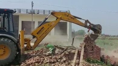 Photo of बस्ती : अवैध अतिक्रमण पर चला प्रशासन का बुलडोजर