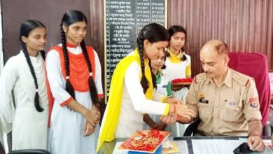 Photo of सीतापुर : छात्राओं ने अधिकारियों को बांधी राखी, बहनों की रक्षा करने का लिया संकल्प