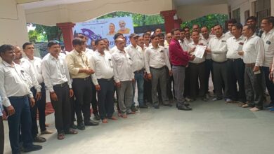 Photo of लखीमपुर : वकीलों ने तहसील और रजिस्ट्री ऑफिस में किया धरना, एसडीएम को सौपा ज्ञापन