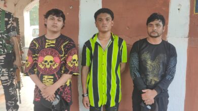 Photo of लखीमपुर : कर्नाटक से चोरी कर भाग रहे तीन चोरों को पुलिस ने धर-दबोचा, लाखों रुपए संग जेवरात बरामद