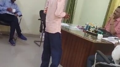 Photo of लखीमपुर खीरी : फरियाद लेकर पहुंचा गरीब, एसडीएम ने दी जेल भेजने की धमकी, वीडियो वायरल 