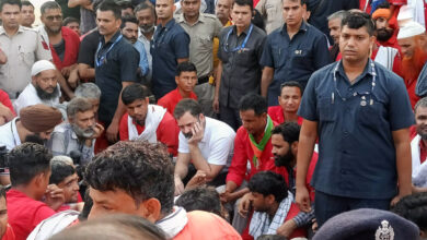 Photo of VIDEO : लाल शर्ट पहने…सिर पर बैग उठाये रेलवे स्टेशन पर कुली बने राहुल गांधी