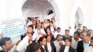Photo of बरेली : अदालतों में नहीं गए वकील, हड़ताल जारी, सोमवार को अगली बैठक