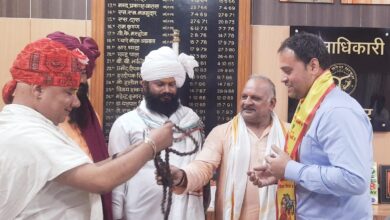 Photo of सीतापुर डीएम से मिले नैमिषारण्य के साधु-संत