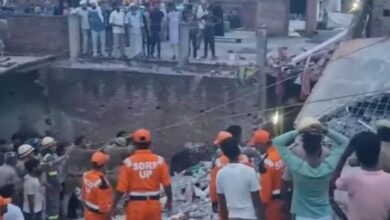 Photo of बाराबंकी में दर्दनाक हादसा : तीन मंजिला इमारत गिरने से 3 लोगों की मौत, रेस्क्यू ऑपरेशन जारी