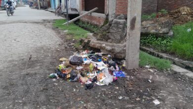 Photo of पीलीभीत : प्रशासन की लापरवाही के चलते नालों की नहीं हो रही है सफाई, सड़कों पर भरा गंदा पानी