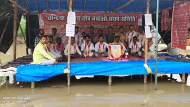 Photo of पीलीभीत : शारदा नदी के कटान से तंग आकर ग्रामीणों ने शुरू की भूख हड़ताल