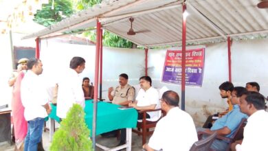 Photo of बहराइच : थाना समाधान दिवस में फरियाद सुनते एसडीएम और सीओ
