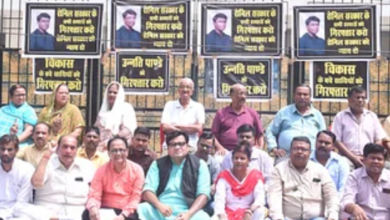 Photo of कानपुर : हत्यारोपियों की गिरफ्तारी को लेकर धरने पर बैठे रोनिल के परिजन, एसीपी को सौंपा ज्ञापन