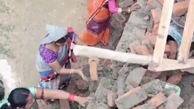 Photo of लखीमपुर : निर्माणाधीन दीवार को औरतों ने गिराया, हुई नोक झोंक