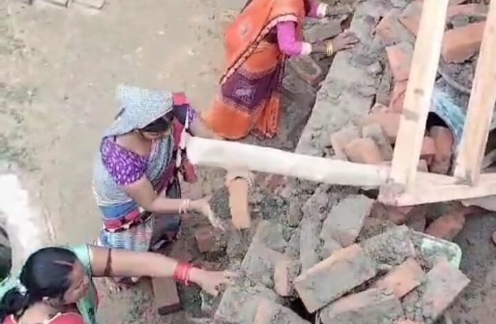 Photo of लखीमपुर : निर्माणाधीन दीवार को औरतों ने गिराया, हुई नोक झोंक