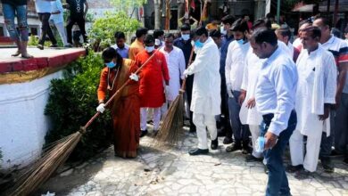 Photo of फतेहपुर : केंद्रीय मंत्री संग विधायकों ने की सार्वजनिक स्थलों की साफ-सफाई