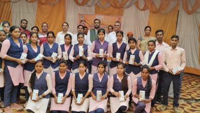 Photo of लखीमपुर : विधायक ने 250 छात्र-छात्राओं को वितरित किए स्मार्टफोन