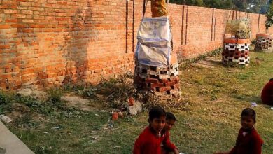 Photo of लखीमपुर : विद्यालय के बाउंड्री वाल निर्माण में लगवा दी पीली ईंटें, मानक विहीन कार्य से बच्चों को खतरा