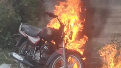 Photo of लखीमपुर : नशे में धुत युवक ने दोस्त की बाइक को लगा दी आग, जलकर हुई खाक