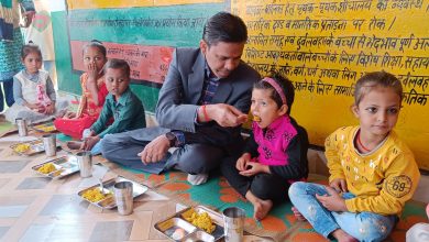 Photo of लखीमपुर : हॉट कुक्ड मील योजना की हुई शुरुआत, डीएम ने जमीन पर बैठकर बच्चों संग किया भोजन