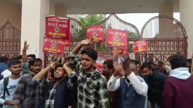 Photo of फतेहपुर: छात्रों की फीस लेकर प्रिंसिपल गायब, विधार्थियों ने विद्यालय प्रशासन के खिलाफ किया विरोध प्रदर्शन