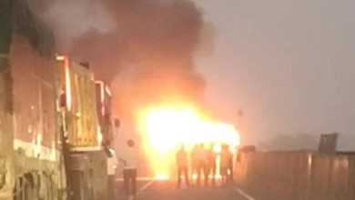 Photo of कानपुर : चलते डंपर में लगी अचानक आग, चालक क्लीनर ने कूदकर बचाई जान