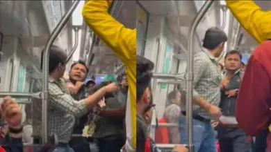Photo of दिल्ली मेट्रो में चले लात-घूंसे दो यात्रियों के बीच जमकर हुई मारपीट, चौंका देगा आपको ये VIDEO