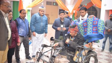 Photo of लखीमपुर : जनता दर्शन में आए दिव्यांग को डीएम ने हाथ साइकिल देकर की समस्याओं का समाधान