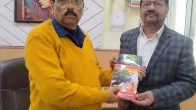 Photo of फतेहपुर : विशेष सचिव को भेंट की रामचरित मानस पर आधारित स्वरचित पुस्तक