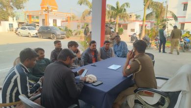 Photo of सीतापुर : हिंदू संगठन से जुड़े नेता शिकायत करने कोतवाली सिधौली पहुंचे 