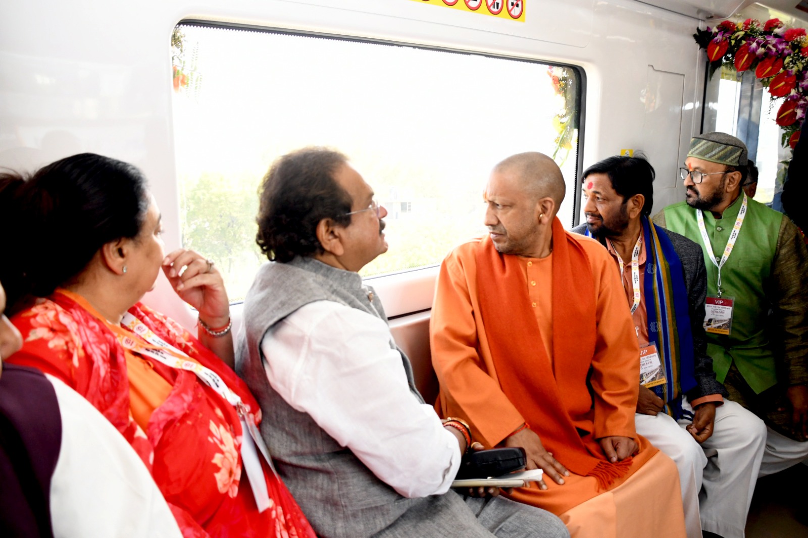 पीएम नरेंद्र मोदी ने आगरा मेट्रो को वर्चुअली दिखाई हरी झंडी, सीएम योगी ने  किया सफर - Dainik Bhaskar | Uttar Pradesh News, UP Dainikbhaskar